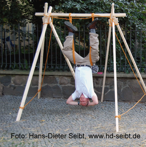 Street-Art: Street-Yoga beim Strohballenrollen