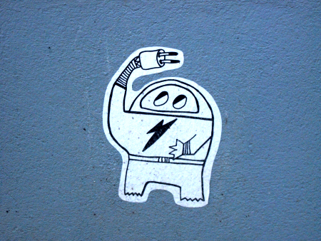 Street-Art: Roboter mit Stomstecker