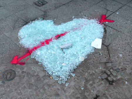 Street-Art: Ein Herz aus Glasscherben