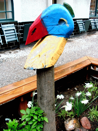Street-Art: Baumscheiben-Papagei