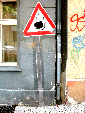 Street-Art: Vorsicht herabfallende Fernseher