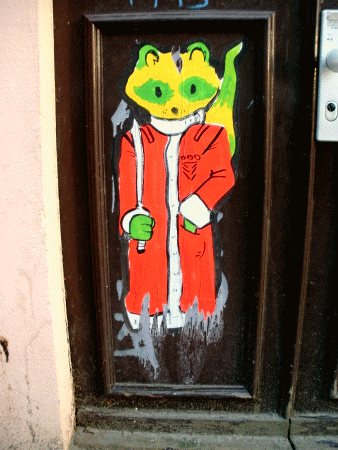 Street-Art: Waschbär-Nikolaus mit Schwert
