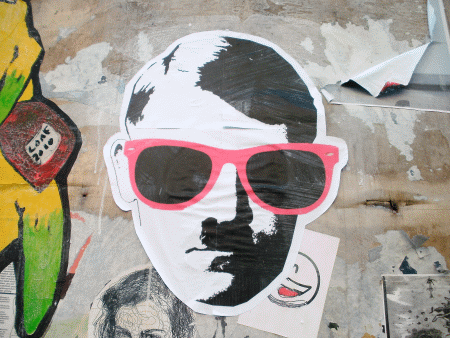 Street-Art: Adolf mit rosaroter Brille auf dem Streetart-Pinboard (Detail)