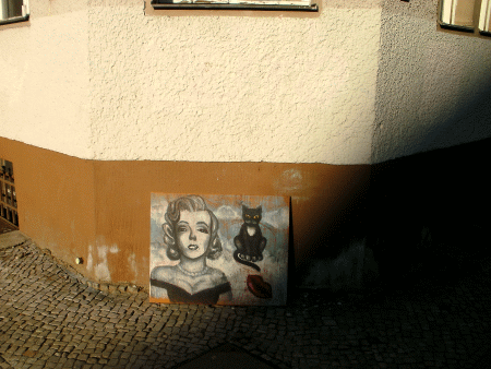 Street-Art: Mädchen mit Katze (Kontext)